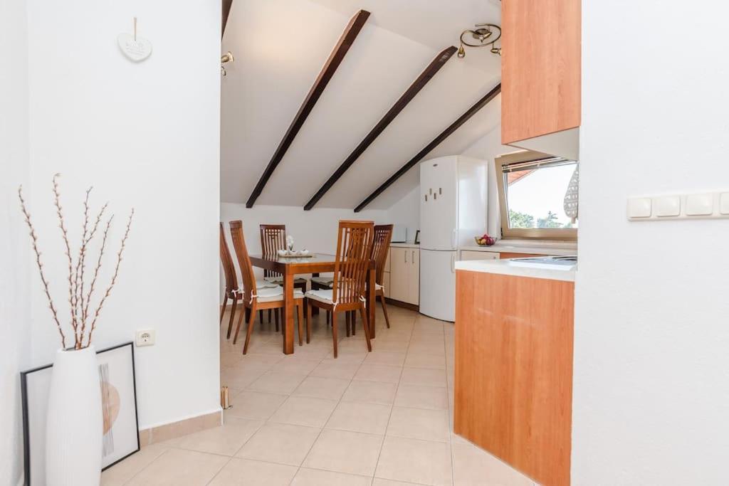 Apartment Roko - Up To 4 People With Free Parking Zadar Exterior foto