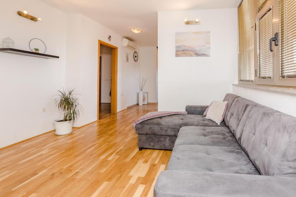 Apartment Roko - Up To 4 People With Free Parking Zadar Exterior foto